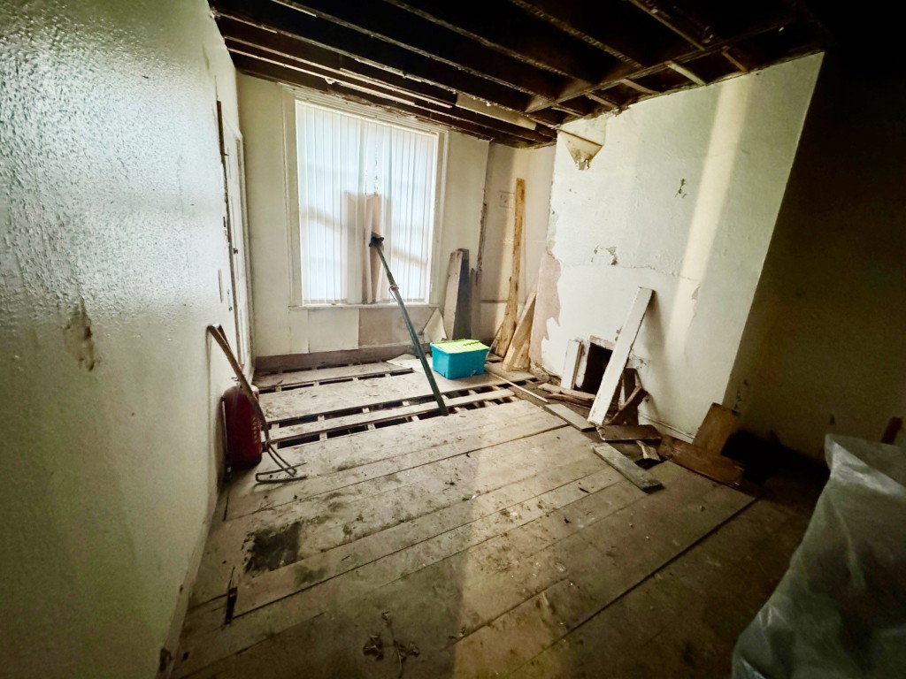 Lot: 60 - DOUBLE FRONTED PERIOD BUILDING IN CITY LOCATION - Ground floor room 2